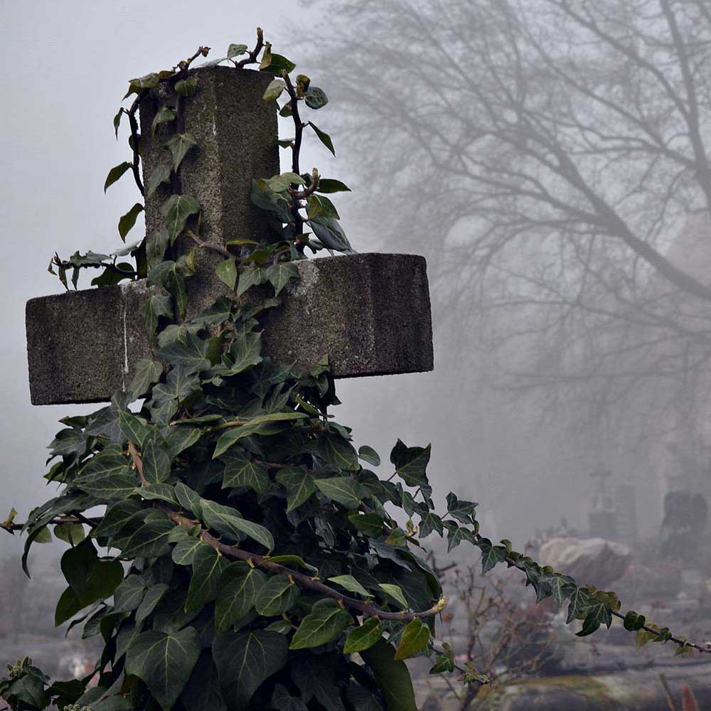 Ein Steinkreuz im Nebel